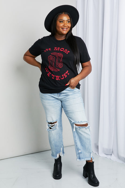 IN MOM WE TRUST Graphic Tee